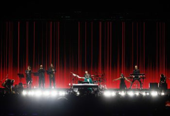 Fito Páez al piano con su banda — foto de archivo