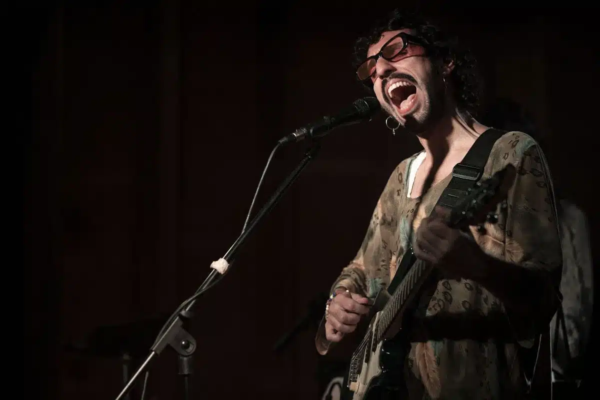 Nico Cavi cantando y tocando la guitarra