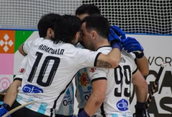 Abrazo de los jugadores argentinos de hockey junto al arco