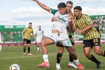 Aldosivi y Sarmiento en una jugada del Apertura 2026