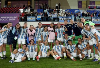 Plantel argentino posando junto a sus hinchas