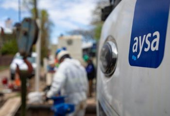 Cuadrilla de AySA trabajando en la vía pública junto a un vehículo de la empresa