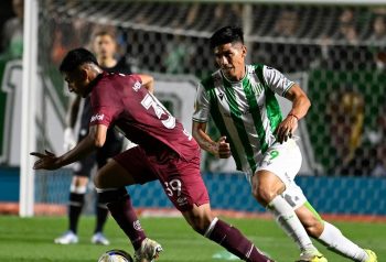 Banfield y Lanús disputan una pelota en un clásico anterior