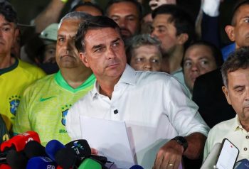 Flávio Bolsonaro ante la prensa en Brasilia el 25 de octubre de 2026.