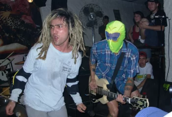 Boom Boom Kid y guitarrista en vivo, foto de archivo