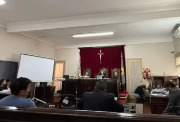 Sala del juicio por el conflicto de Rey Distribución, con el tribunal y las partes.