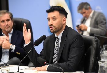 Alejandro Cacace expone en comisión