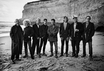 Los Fabulosos Cadillacs, retrato grupal de archivo en la costa