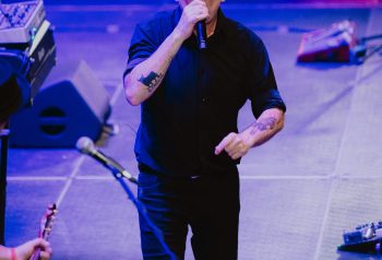 Andrés Calamaro cantando