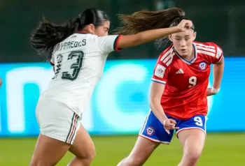 Una atacante de Chile disputa la pelota frente a una jugadora de México en el Mundial femenino Sub 17.