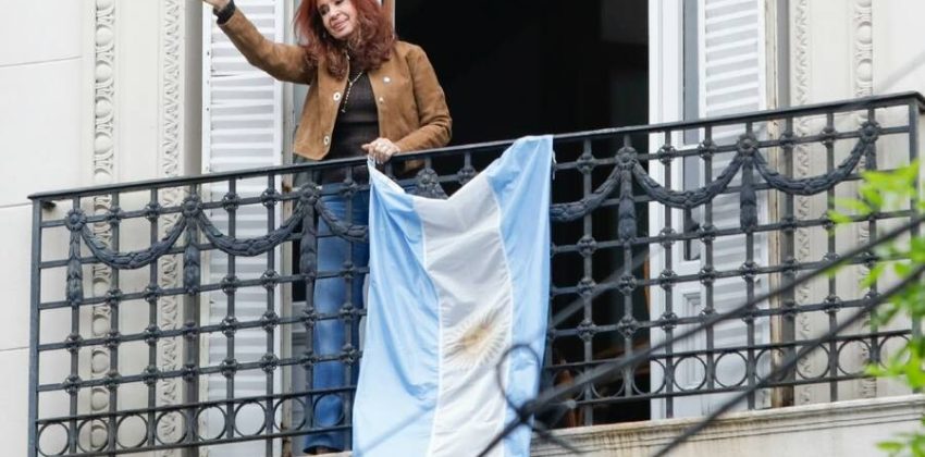 Cristina Fernández de Kirchner saluda desde el balcón de su domicilio, imagen de archivo