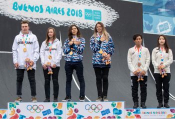 Archivo: deportistas argentinos en el podio de Buenos Aires 2018; no es la delegación Dakar 2026.