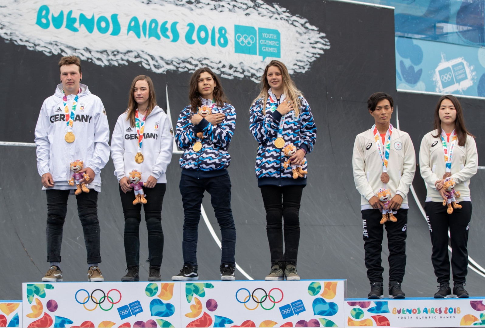 Archivo: deportistas argentinos en el podio de Buenos Aires 2018; no es la delegación Dakar 2026.