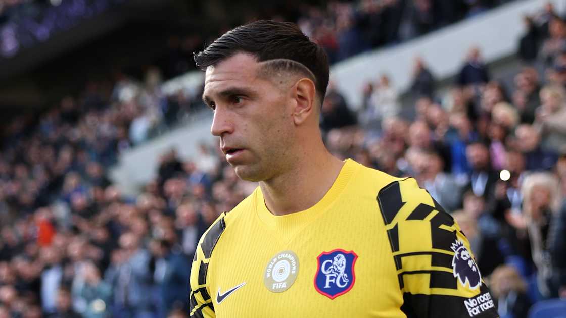 Emiliano Martínez con la camiseta de arquero de Chelsea, en la fotografía del parte oficial.