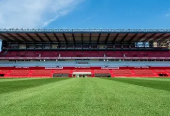 Cancha y tribuna identificable del estadio Diego Armando Maradona