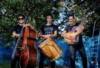 Ricardo Mollo, Diego Arnedo y Catriel Ciavarella con instrumentos