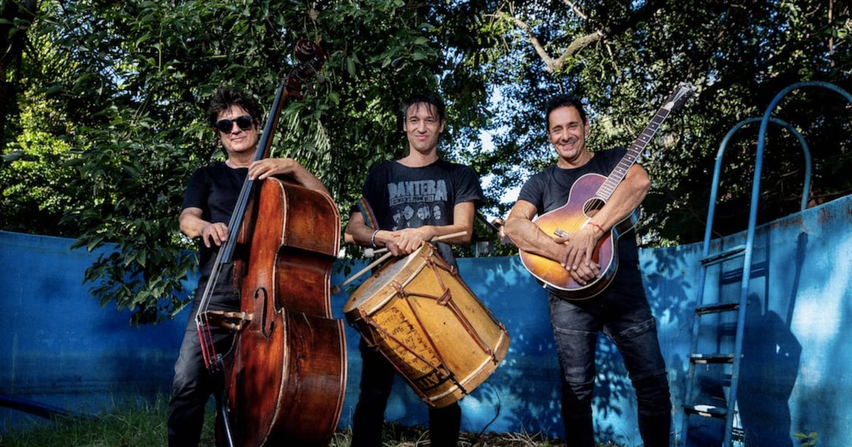 Ricardo Mollo, Diego Arnedo y Catriel Ciavarella con instrumentos