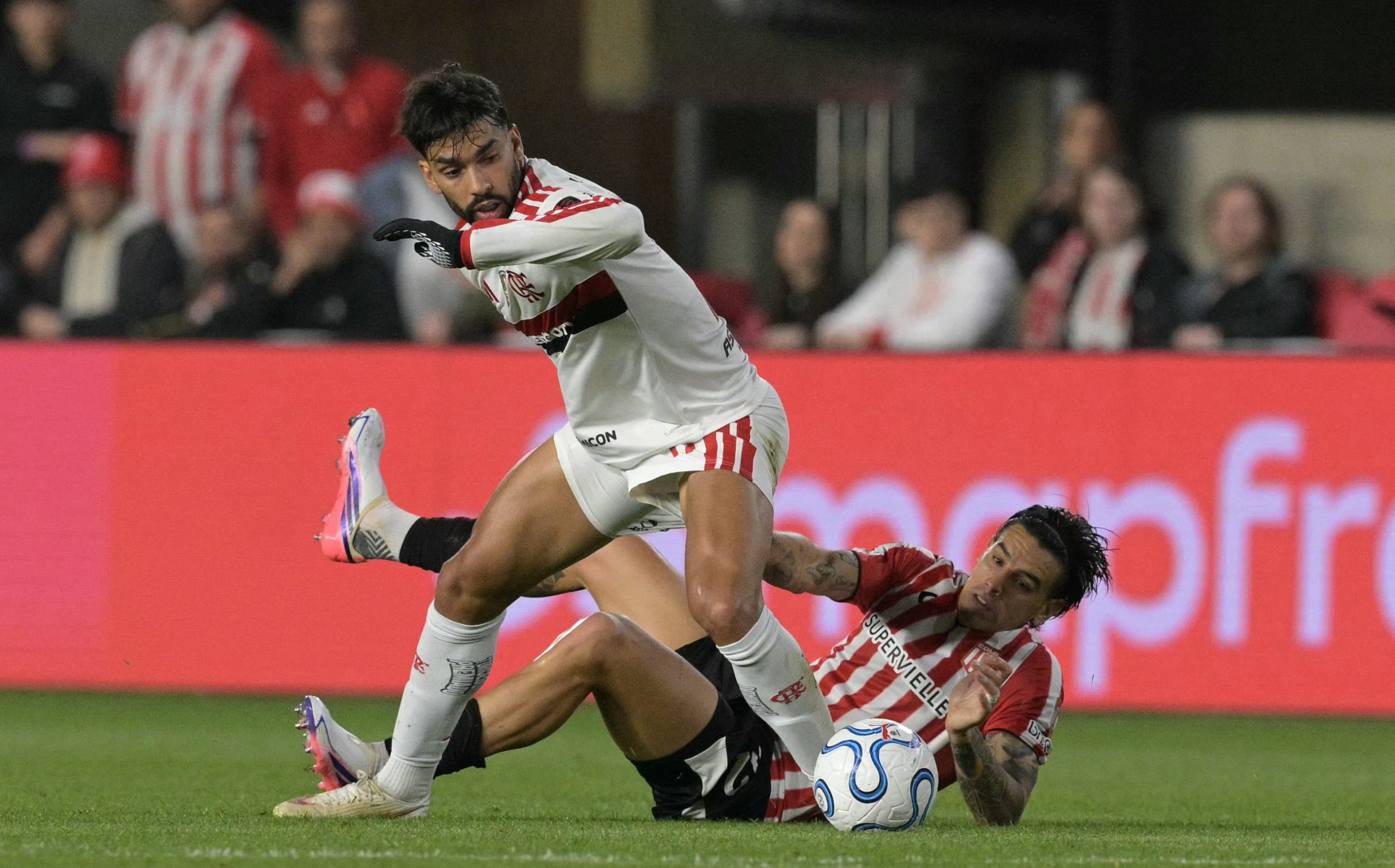 Futbolistas de Estudiantes en partido de Libertadores