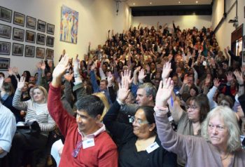 Congresales de la FEB votan a mano alzada en el Congreso Extraordinario del 20 de octubre.