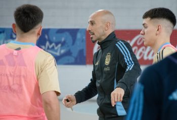 Matías Lucuix conduce un entrenamiento de futsal