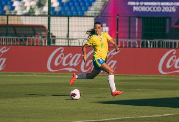 Sofia Gamonal conduciendo la pelota con Brasil