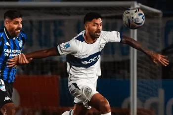 Gimnasia y Atletico Tucuman disputan la pelota durante el Apertura 2026