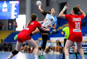 Una jugadora argentina lanza ante la defensa suiza en el Mundial Sub 16 de Agadir.
