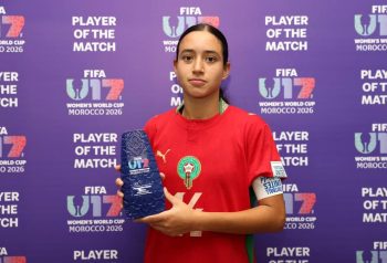 Hiba Youssoufi con el premio del debut