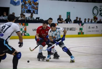 Jugadores argentinos en acción ante Chile, en el Mundial de hockey sobre patines