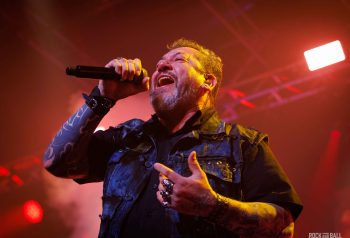 Walter Meza, cantante de Horcas, en vivo
