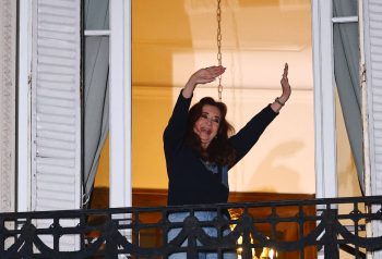 Cristina Fernández de Kirchner saluda desde un balcón, en una fotografía de archivo