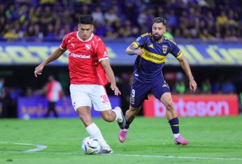 Acción de un partido entre Independiente y Boca