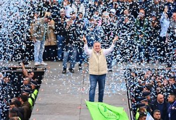 Osvaldo Jaldo saluda a los asistentes al acto del 17 de octubre en el Hipódromo de Tucumán