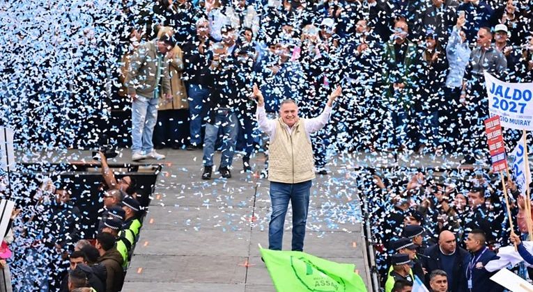 Osvaldo Jaldo saluda a los asistentes al acto del 17 de octubre en el Hipódromo de Tucumán