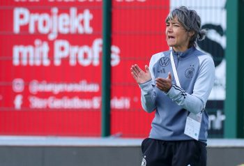 Sabine Loderer, entrenadora de Alemania Sub 17, da indicaciones en el campo.