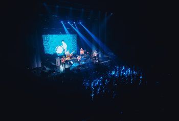 Los Espiritus tocando en vivo ante el publico