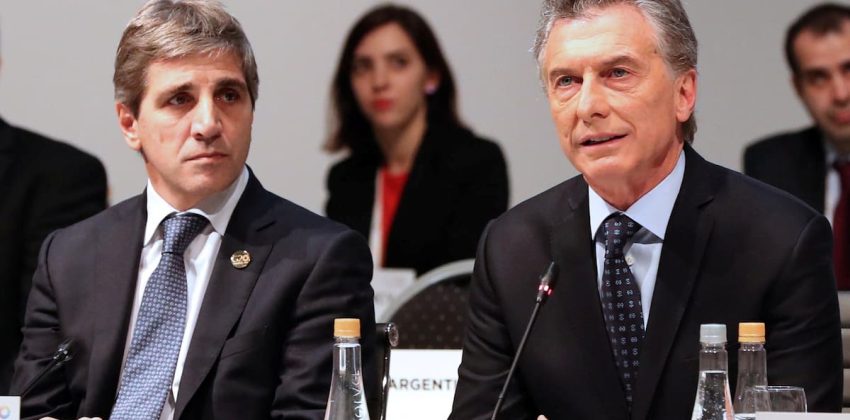 Mauricio Macri y Luis Caputo durante una reunión del G20 en Buenos Aires en 2018