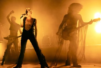 Marttein cantando con su banda en vivo; fotografía de difusión
