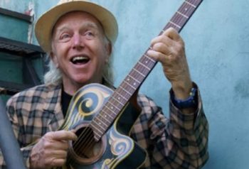 Miguel Cantilo con guitarra y sombrero