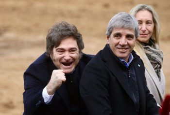 Javier Milei, Luis Caputo y Karina Milei en una fotografía de archivo.