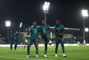 Jugadoras de Nigeria celebran el gol ante Puerto Rico