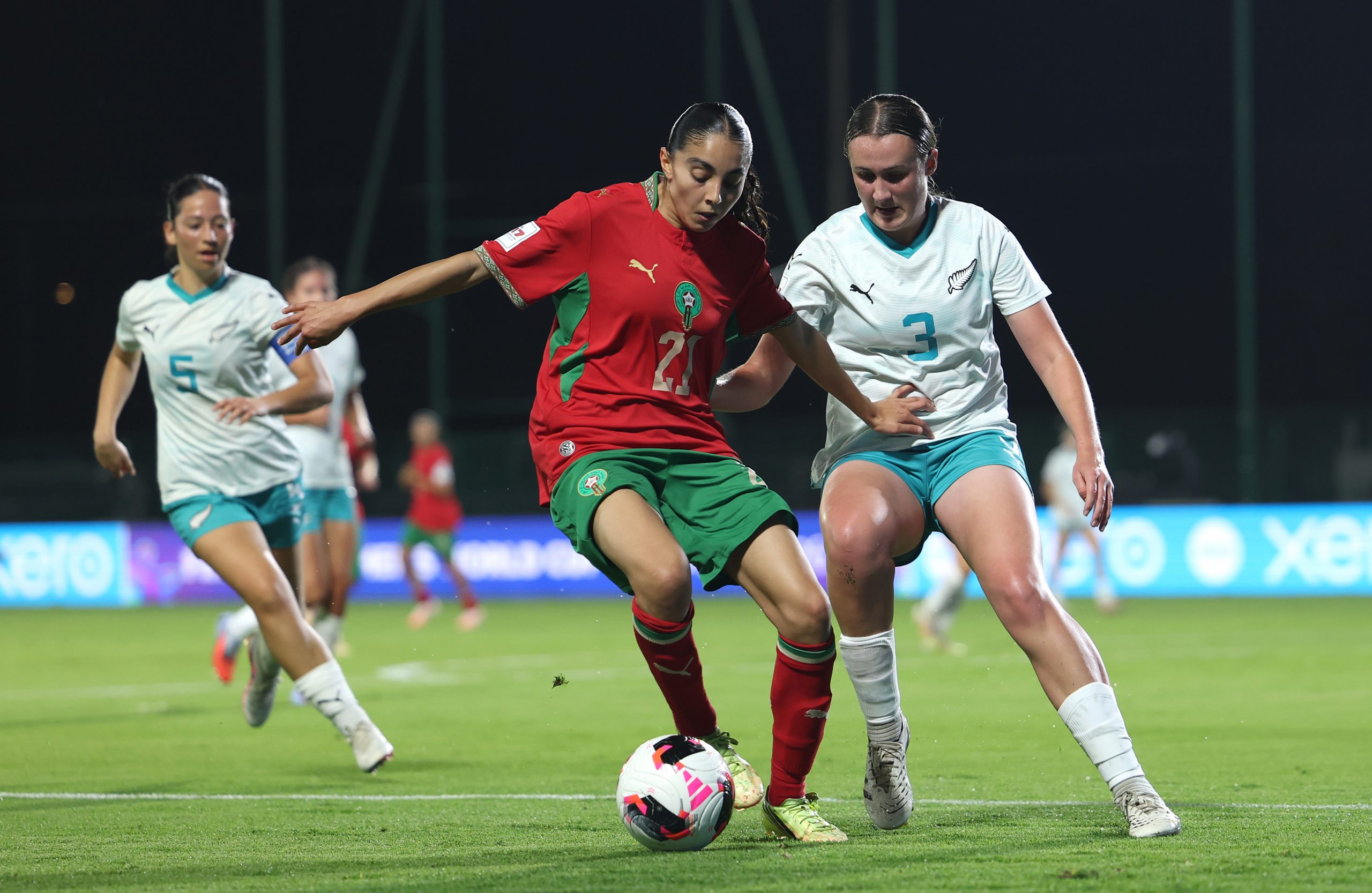 Nueva Zelanda disputa el balón con Marruecos en el debut del Mundial femenino Sub 17.