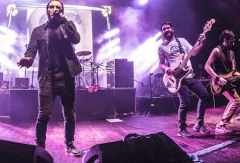 Ojos Locos en vivo con luces violetas sobre el escenario
