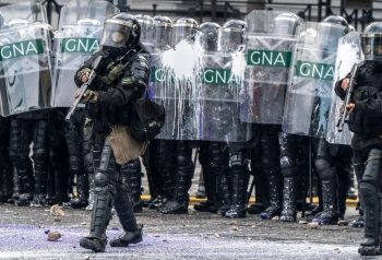 Efectivos de Gendarmería con escudos durante un operativo frente al Congreso