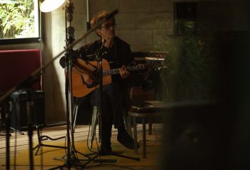 Pablo Dacal con guitarra y micrófonos
