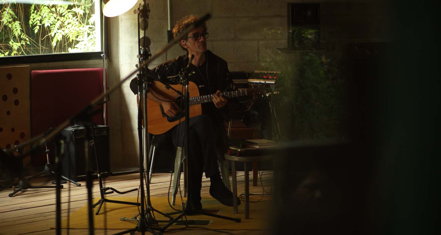 Pablo Dacal con guitarra y micrófonos