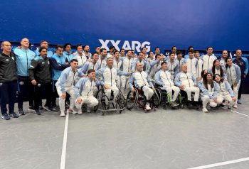 Delegación argentina de pelota en un frontón