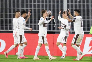 Jugadores de Platense festejan un gol