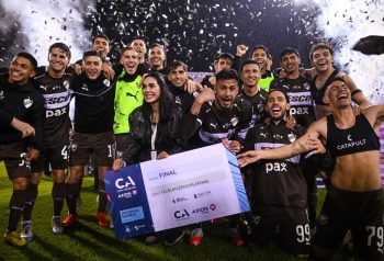 El plantel de Platense celebra la clasificación a la final en Salta. Foto: Copa Argentina.