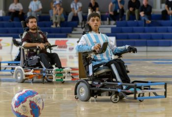 Jugador argentino en silla motorizada con pelota en juego